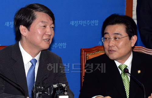 안철수(좌부터/국회의원/국회),전병헌(국회의원/정당인/민주당원내대표)
안철수 새정치민주연합 공동대표가 27일 오전 서울 여의도 국회에서 열린 최고위원회의에 참석해 전병헌 원내대표와 이야기를 나누고 있다.이날 회의에서 안철수 대표는 “국민의 삶을 최우선으로 할 때 새정치민주연합은 명실상부하게 새 정치가 중심이 되는 정당으로 자리잡을 것”이라고 말했다.