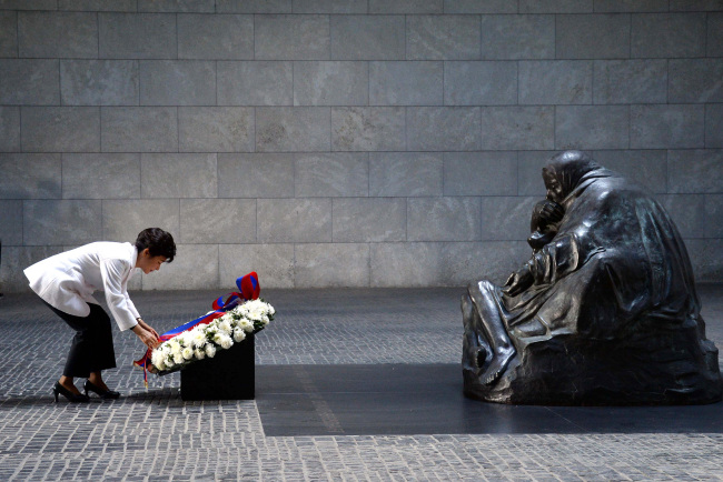 President Park Geun-hye lays a wreath in front of a memorial for fallen soldiers in Berlin on Wednesday.   Park Hyun-koo/ The Korea Herald