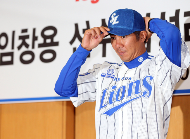 임창용(야구선수/스포츠인텔리전스)
Lim Chang-yong, a former big league reliever who recently joined the Samsung Lions, will begin the 2014 Korea Baseball Organization season in the minor leagues, the club’s manager said Thursday.
Lim Chang-yong   Yonhap