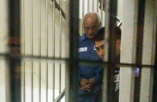 Former Daeju Group chairman Huh Jae-ho walks out from the Gwangju District Prosecutors’ Office on Wednesday after prosecutors withdrew the disgraced tycoon’s labor penalty.   Yonhap