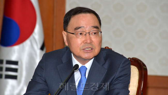 정홍원(국무총리/전변호사/대한민국국무총리)
27일 오전 정부서울청사 회의실에서 국가정책조정회의가 열린 가운데 정홍원 국무총리가 모두 발언을 하고 있다.