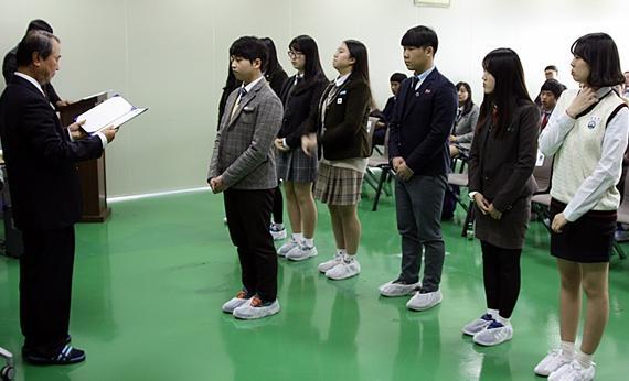 가산문화재단(이사장 정해영)은 27일 광동제약 평택공장에서 장학증서 수여식을 열고, 평택 등 지역 고교생 55명에게 8250만원의 장학금을 전달했다. 행사에는 가산문화재단 정해영 이사장<맨 왼쪽>과 광동제약 임직원, 장학생 및 학부모 등 50여명이 참석했다.