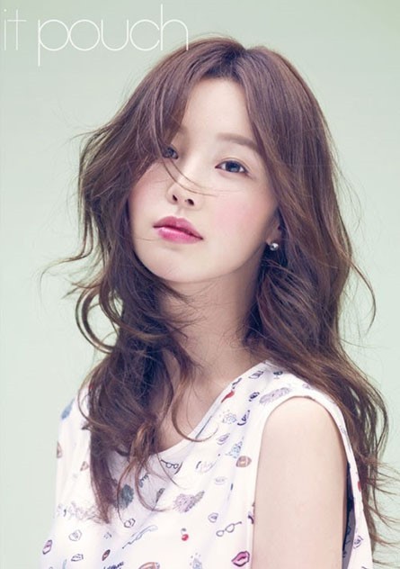 남규리(영화배우/가수)
배우 남규리가 새 화보에서 여전한 ‘인형 미모’로 시선을 끌었다.