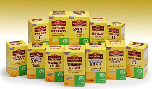 약국영업 전문회사 온라인팜(대표 남궁광)이 오뚜기(대표이 이강훈)와 유명 건강기능식품 ‘네이처메이드’<사진>를 전국 약국에 유통한다.
온라인팜은 최근 오뚜기와 ‘네이처메이드’ 8개 제품에 대한 약국유통 계약을 체결하고, 영업에 나섰다고 27일 밝혔다.