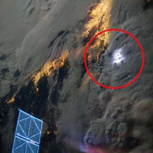 우주에서 본 번개의 사진이 공개돼 누리꾼들의 이목이 집중됐다.
　최근 미국항공우주국(NASA)는 국제우주정거장에서 포착한 미국 캘리포니아 지역의 번개 사진을 공개했다.
　우주에서 본 번개 사진에는 구름이 캘리포니아 지역을 뒤덮은 가운데 그 사이로 번개가 번쩍이는 모습이 담겨 있다. 자연 현상이 노란 빛을 발하는 도시의 야경과 어우러져 하나의 예술 작품 같은 느낌을 준다.