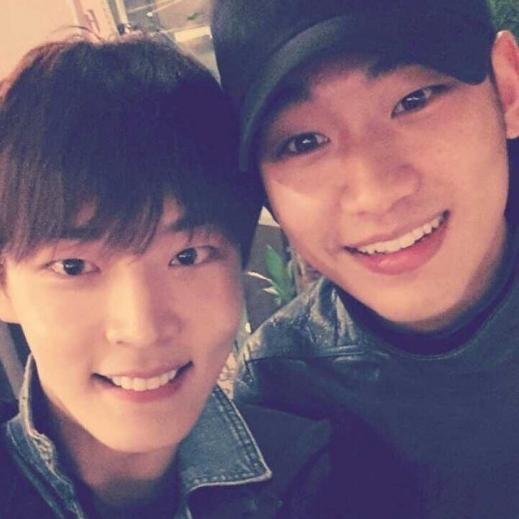 조승현(좌부터/탤런트/가수/Jace),김수현(탤런트/영화배우)
‘별그대’ 출연 배우이자 밴드 제이스의 멤버인 조승현이 김수현과 찍은 인증샷을 공개했다.