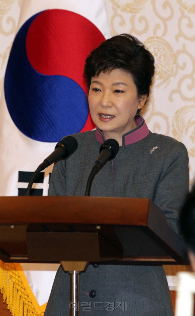 박근혜정부 대통령이 25일 오전 청와대 충무실에서  4대 국정기조 중 하나인‘문화융성’구현을 위한 문화융성위원회(위원장 김동호, 이하 위원회) 2차 회의에 참석해 인사말을 하고 있다. 정희조 기자/checho@heraldcorp,com
박근혜정부 대통령이 25일 오전 청와대 충무실에서  4대 국정기조 중 하나인‘문화융성’구현을 위한 문화융성위원회(위원장 김동호, 이하 위원회) 2차 회의에 참석해 인사말을 하고 있다. 정희조 기자/checho@heraldcorp,com