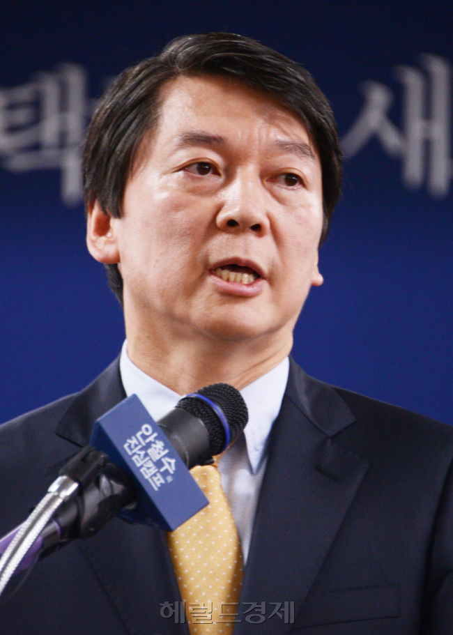 안철수 대선 후보가 7일 서울 공평동 선거캠프 사무실에서 기자회견을 갖고 정치개혁과 혁신경제를 비롯해 대선공약의 골간이 될 정책비전을 발표하고 있다. 박현구 기자phko@heraldcorp.com