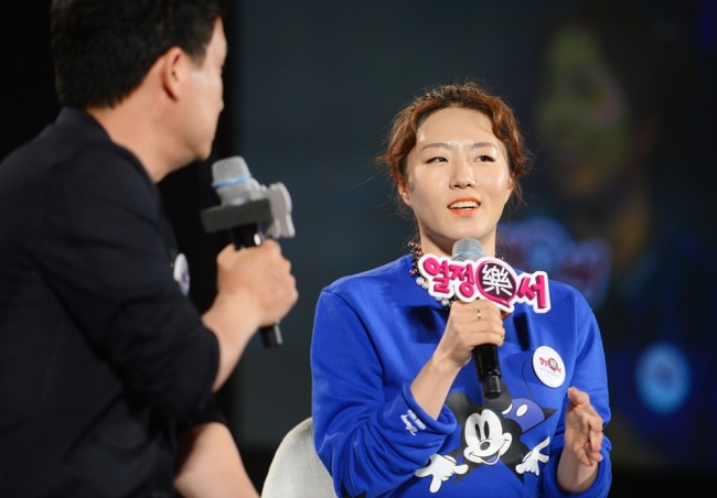 지난 27일 서울 송파구 잠실체육관에서 열린 ‘열정樂서’ 올해 두 번째 행사에서 강연자로 나선 ‘빙상 여제’ 이상화 선수가 MC인 개그맨 서경석 씨와 대담 형식으로 자신의 ‘열정 실행 스토리’를 소개하고 있다.   [사진제공=삼성그룹]