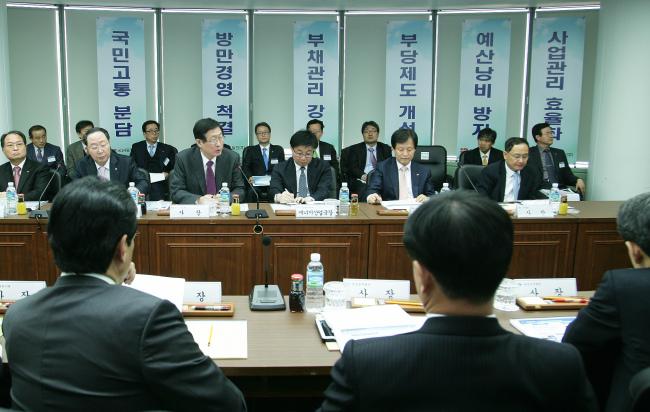 조환익(왼쪽 세 번째) 한국전력 사장이 최근 한국남동발전 본사에서 6개 발전회사 및 4개 출자회사 사장이 참석한 가운데 전력그룹사 사장단회의를 주재하고 있다.