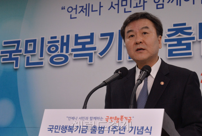 28일 오전 서울 강남구 역삼동에 위치한 한국자산관리공사 회의실에서 신제윤 금융위원회위원장, 박병원 국민행복기금 이사장등이 참석한 가운데 국민행복기금 출범 1주년 기념식이 열렸다. 신제윤 금융위원회위원장이 축사를 하고 있다.<br />이상섭 기자. babtong@heraldcorp.com 2014.03.28
28일 오전 서울 강남구 역삼동에 위치한 한국자산관리공사 회의실에서 신제윤 금융위원회위원장, 박병원 국민행복기금 이사장등이 참석한 가운데 국민행복기금 출범 1주년 기념식이 열렸다. 신제윤 금융위원회위원장이 축사를 하고 있다.
이상섭 기자. babtong@heraldcorp.com 2014.03.28