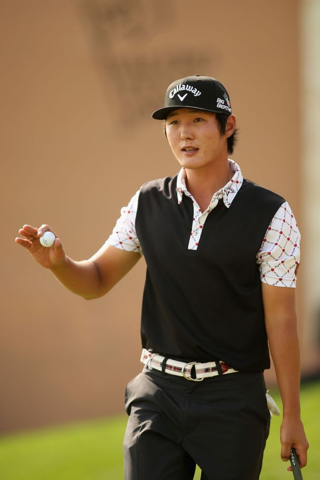 Danny Lee birdies on the 18th hole on Thursday.   AFP-Yonhap