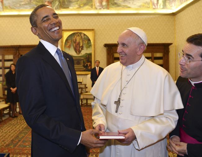 Pope Francis and U.S. President Barack Obama share a light moment at the Vatican on Thursday.   AP-Yonhap