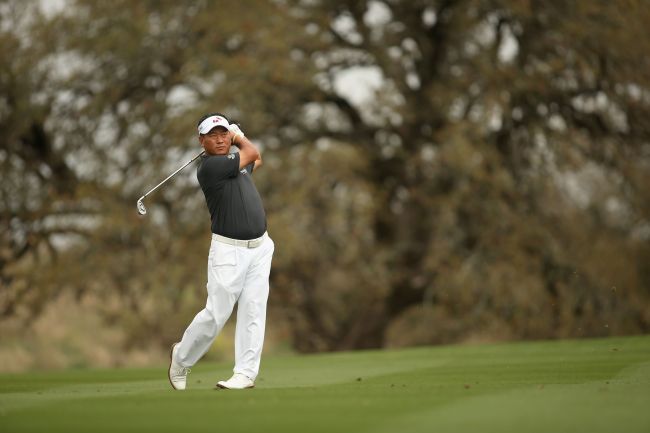 <YONHAP PHOTO-0211> SAN ANTONIO, TX - MARCH 27: K.J. Choi plays a shot on the 10th during Round One of the Valero Texas Open at the AT&T Oaks Course on March 27, 2014 in San Antonio, Texas. Darren Carroll/Getty Images/AFP== FOR NEWSPAPERS, INTERNET, TELCOS & TELEVISION USE ONLY ==../2014-03-28 06:09:55/ <저작권자 ⓒ 1980-2014 ㈜연합뉴스. 무단 전재 재배포 금지.>
Korea’s Choi Kyung-ju plays a shot on the 10th hole at the Valero Texas Open on Thursday.   AFP-Yonhap
Korea’s Choi Kyung-ju plays a shot on the 10th hole at the Valero Texas Open on Thursday.   AFP-Yonhap