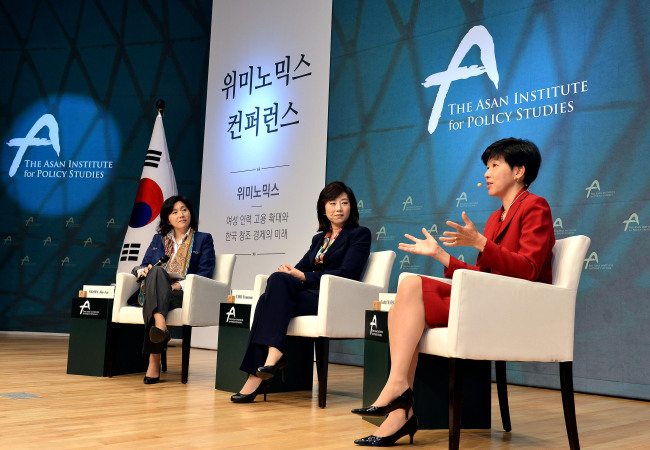 Minister of Gender Equality and Family Cho Yoon-sun (center) and Kathy Matsui (right), co-head of Goldman Sachs Macro Research in Asia, discuss ways to get more women in the labor market at the Womenomics Conference co-hosted by the Asan Institute for Policy Studies and Goldman Sachs on Friday.   Asan Institute for Policy Studies