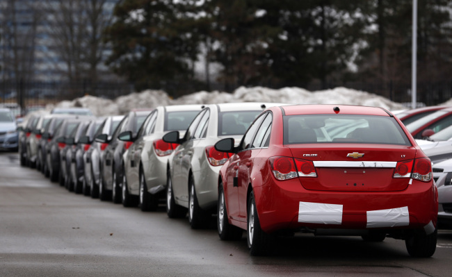 General Motors Co.vehicles sit on the lot at a dealership in Southfield, Michigan.   Bloomberg