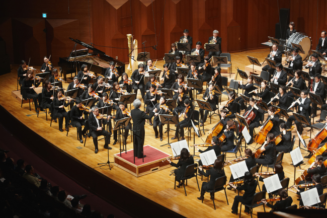 An orchestra plays as part of Hanwha’s annual symphony festival at Seoul Arts Center in 2013.    Hanwha Group