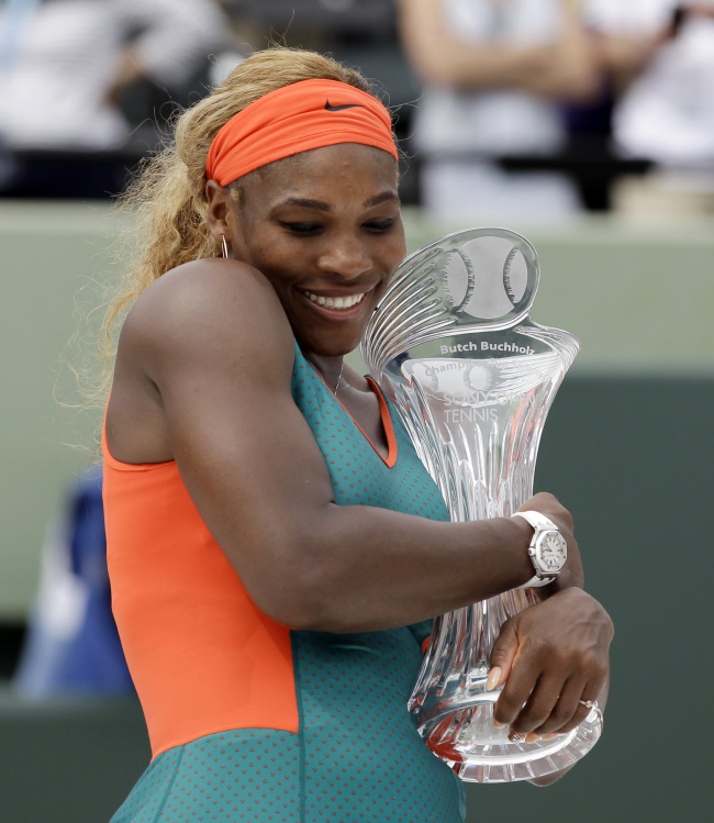 Serena Williams hugs the trophy at the Sony Open on Saturday.   AP-Yonhap