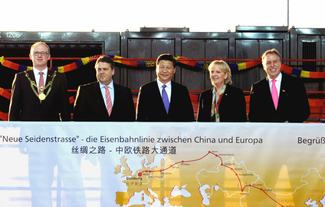 Chinese President Xi Jinping (center) visits Duisburg in Germany on Saturday.   Xinhua-Yonhap