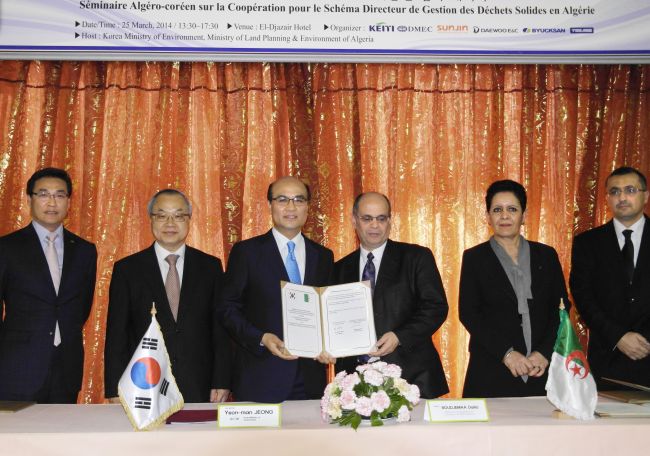 Korean Vice Environment Minister Jeong Yeon-man (third from left) and Algeria’s Vice Minister of Town Planning and Environment Bashar Mohammed (third from right) pose after signing a memorandum of understanding on an environmental partnership in Algiers, Algeria, Tuesday.   Daewoo E&C