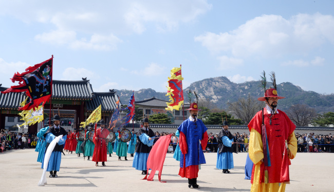 Pictured is a ceremony reenacting the appointment of guards for Gyeongbok Palace, Seoul, Sunday. The ceremony, hosted by the Korea Cultural Heritage Foundation, shows how a king named the guards for his palace during the Joseon era.   Ahn Hoon/The Korea Herald