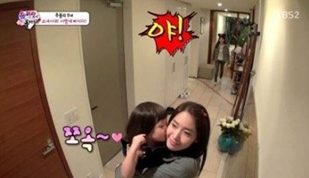 추사랑(좌부터/화제인물),윤아(임윤아/가수/탤런트/소녀시대)
추성훈 딸 추사랑이 소녀시대 멤버들에게 푹 빠진 모습을 보였다.