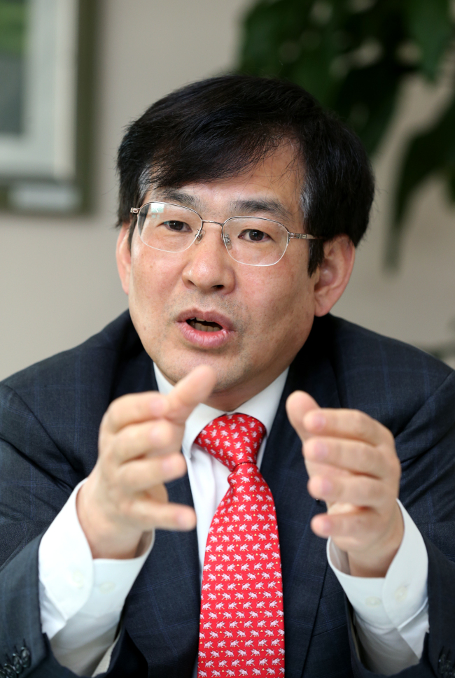 김도형(금융기관단체인/전행정공무원/한국거래소시장감시위원장)
금융서비스에 대한 부가가치세 부과라는 해묵은 논쟁에서부터 최근 파생상품에 대한 거래세ㆍ양도세 도입 등 조세 이론과 금융 현실의 충돌은 계속되고 있다. 금융 특성상 조세제도의 이론적 타당성을 그대로 대입시킬 경우 자칫 시장 자체를 망가뜨릴 수 있어 그 괴리감을 줄이는 작업이 중요하다.
