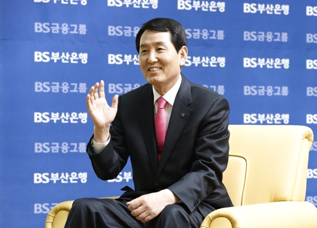 성세환(금융인/부산은행은행장/BS금융지주대표이사회장)
BS금융그룹 부산은행이 올 하반기 부산 문현동 부산국제금융센터(BIFC)에 새 둥지를 튼다. BIFC는 부산을 선박금융과 파생금융 주력의 세계적 금융중심지로 육성하는 핵심 센터로, 부산은행의 이전이 BIFC에 날개를 달 전망이다.