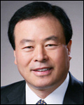 차문현(금융인/펀드온라인코리아대표이사사장)
대학 졸업 후 취직한 지 1년이 됐다며 오랜만에 찾아온 자네가 정말 반가웠네. 제 어엿한 사회인으로 부쩍 성장한 모습을 보니 내 마음이 든든하더군. 자네가 가고 나서 함께 나눈 이야기를 곰곰히 생각해 봤어. 지난 1년 동안 사회생활에 적응하느라 어떻게 보냈는 지 모르겠다고 했지. 또 대학 등록금 대출을 많이 갚지 못해 한 숨 짓는 모습을 보니 요즘 젊은 사람들이 얼마나 힘든지 새삼 느꼈다네.