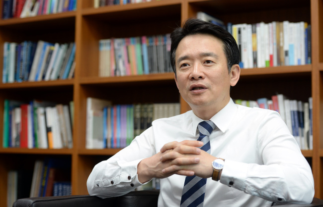 남경필(국회의원/새누리당/미래창조과학방송통신위원회위원/윤리특별위원회위원)
“특별히 대응할 게 없고, 더 열심히 잘하라는 선배님의 충언으로 받아드리겠다”