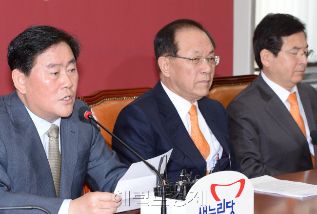 최경환 새누리당 원내대표가 31일 오전 서울 여의도 국회에서 열린 최고위원회의에 참석해 모두발언을 하고 있다.이길동기자.gdlee@heraldcorp.com
최경환 새누리당 원내대표가 31일 오전 서울 여의도 국회에서 열린 최고위원회의에 참석해 모두발언을 하고 있다.이길동기자.gdlee@heraldcorp.com
최경환 새누리당 원내대표가 31일 오전 서울 여의도 국회에서 열린 최고위원회의에 참석해 모두발언을 하고 있다. 최 대표는 새정치민주연합 안철수 공동대표가 박근혜 대통령에게 기초공천 폐지 문제를 논의하기 위한 회담을 제의한 데 대해 “기초공천 문제를 다시 선거 이슈로 만들려는 꼼수”라고 비판했다.  이길동 기자/gdlee@