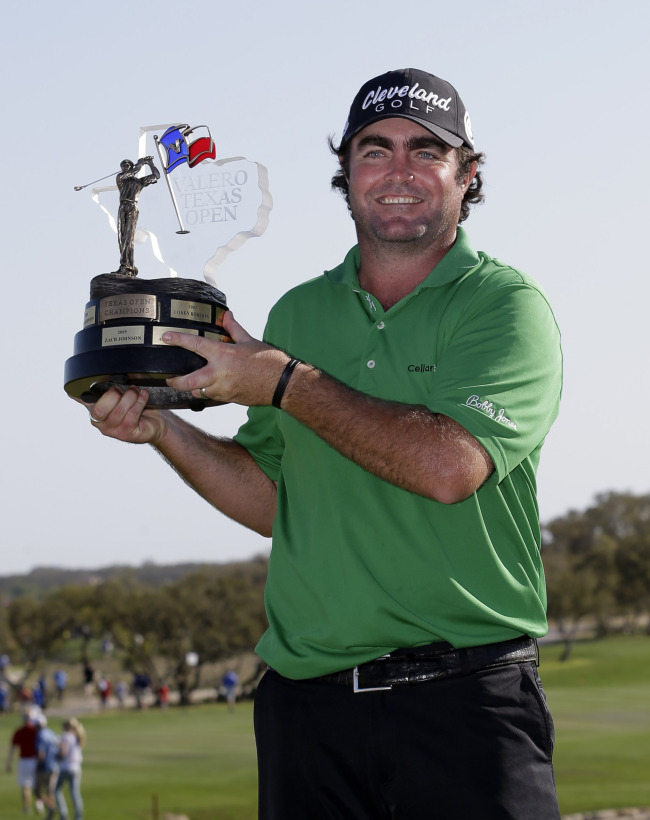 Steven Bowditch poses with the winner’s trophy on Sunday.   AP-Yonhap