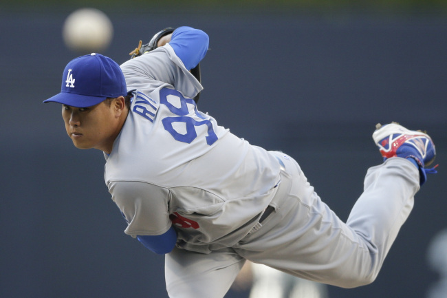 류현진(야구선수/LA다저스투수)
Ryu Hyun-jin of the Los Angeles Dodgers got a no-decision despite tossing seven shutout innings against the San Diego Padres on the road on Sunday.
Dodgers starting pitcher Ryu Hyun-jin delivers in the first inning on Sunday.   AP-Yonhap