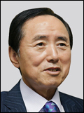 강성원(회계사/전공무원/삼정KPMG부회장/한국공인회계사회회장)
투자의 귀재 워런 버핏이 “투자자가 기업 정보를 얻는 면에서는 미국보다 한국이 낫다”면서 우리나라 전자공시시스템(일명 다트ㆍDART)을 높게 평가한 일화는 널리 알려져 있다. 다트는 금융감독원이 2000년 초에 기업의 회계투명성을 높이겠다는 취지로 도입한 시스템이다. 기업의 사업보고서와 감사인의 감사보고서를 온라인으로 제출받아 데이터로 구축된다.