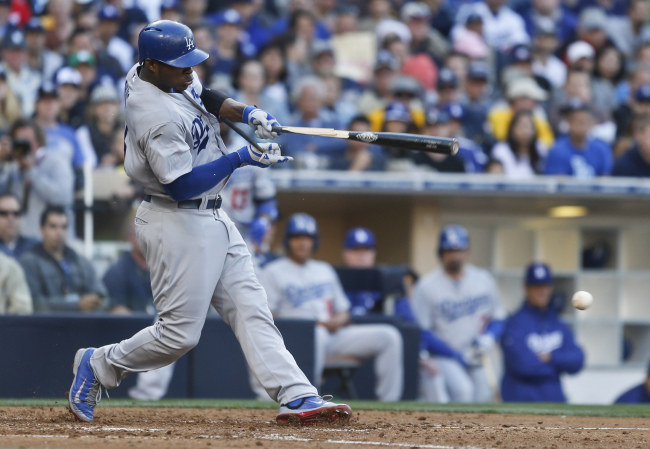 Dodgers outfielder Yasiel Puig breaks his bat in the third inning on Sunday.   AP-Yonhap