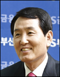 성세환(금융인/부산은행은행장/BS금융지주대표이사회장)
BS금융그룹<성세환 회장ㆍ사진> 부산은행이 올 하반기 부산 문현동 부산국제금융센터(BIFC)에 새 둥지를 튼다. BIFC는 부산을 선박금융과 파생금융 주력의 세계적 금융중심지로 육성하는 핵심 센터로, 부산은행의 이전이 BIFC에 날개를 달 전망이다.