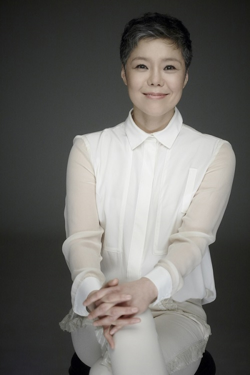 이은미(가수/네오비즈)
“요즘 가장 많이 생각하는 단어가 관심이에요. 온통 먹고사는 문제에만 집중하느라 심지어 부모 형제가 어떻게 사는지 뭘 필요로 하는지 관심이 없잖아요. 관심을 기울여 주며 괜찮다 말해주는 것, 그런 위로가 우리에게 필요한 것 같아요. ”