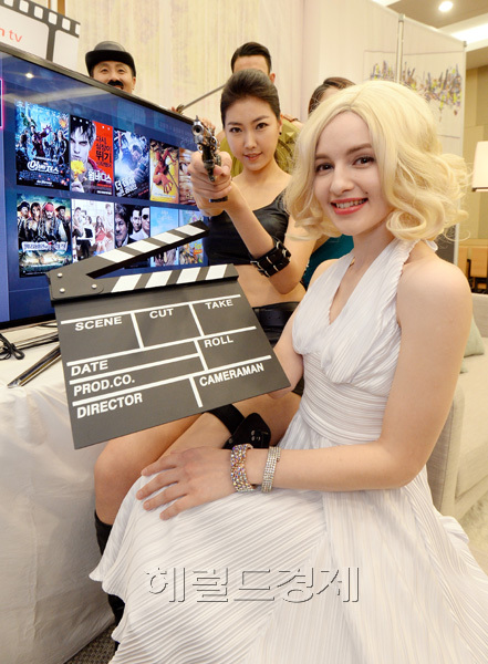KT의 IPTV 서비스 올레tv가 31일 오전 서울 광화문 세종문화회관 예인홀에서 ‘한국의 넷플릭스’를 기치로 내건 ‘프라임 무비팩’ 서비스를 선보이고 있다.
‘프라임 무비팩’은 올레tv를 통해 볼 수 있는 영화 월정액 상품으로, 월 1만원 대의 이용요금으로 8000여 편의 최신, 인기 영화와 미드를 마음껏 즐길 수 있는 서비스다.