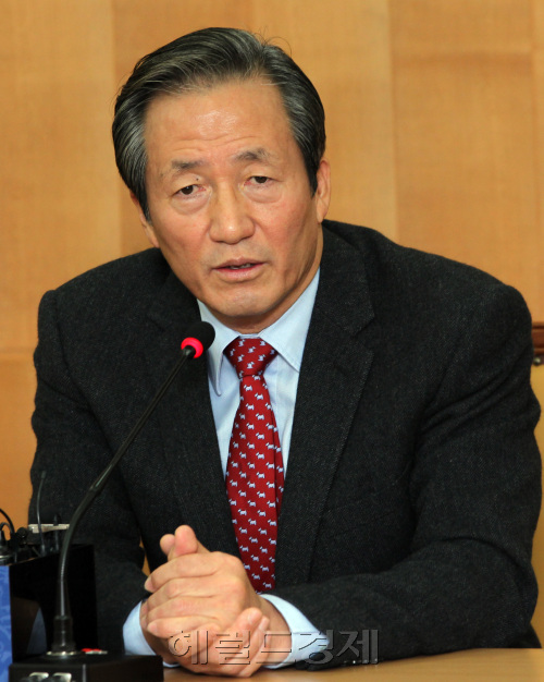 정몽준(국회의원/새누리당/대한축구협회명예회장/보건복지위원회위원)
국내 스포츠 마니아에서 야구광과 축구광은 항상 치열한 경쟁을 펼칩니다. 한국 최고 인기 스포츠 자리를 둔 한판 자존심 대결이죠.