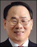 이영관(기업인/도레이첨단소재대표이사회장)
도레이첨단소재로 인수된 웅진케미칼이 31일 ‘도레이케미칼(Toray Chemical Koreaㆍ로고)’로 사명을 바꾸고 새 출발했다.
