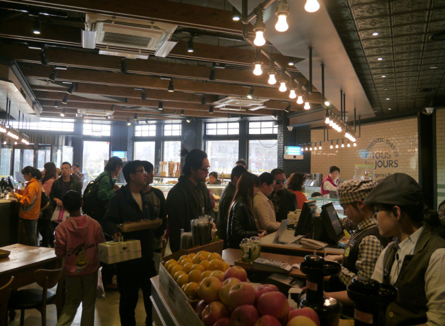 Customers enjoy brunch at Tous Les Jours Boulangerie & Bistro in Wangjing district, Beijing, Monday.   CJ Foodville