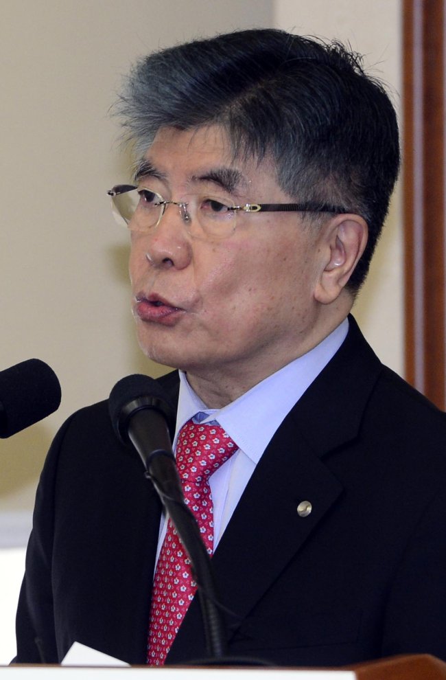 김중수(한은총재/전대학총장)
31일을 끝으로 임기를 마치는 김중수 한국은행 총재는 이날 “위기는 많은 경우 여진을 불러온다”며 최근 세계 경제가 글로벌 금융위기에서 벗어나는 추세를 보이지만 여진에 대한 경계심을 가져야 한다는 주문을 했다.