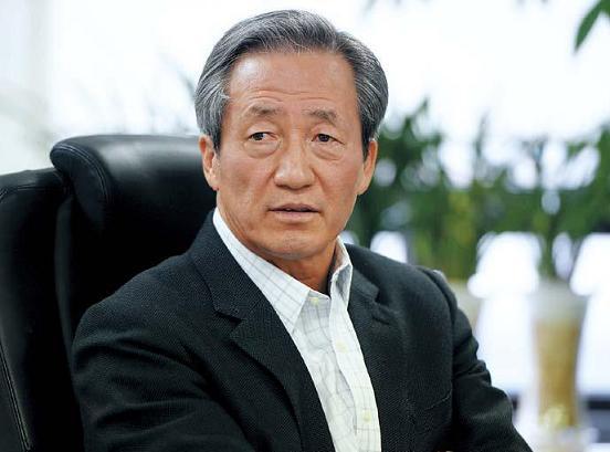 정몽준(국회의원/새누리당국회의원/대한축구협회명예회장/보건복지위원회위원)
The superrich’s pursuit of sports often goes beyond the role of spectator or a participant. They show their affection on a scale befitting their assets.