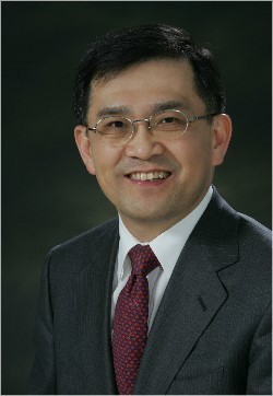 권오현(기업인/삼성전자대표이사부회장)
파이낸셜타임스(FT)는 1일 공개된 삼성전자 등기임원 연봉을 토대로 “삼성전자를 이끄는 최고경영자(CEO)들이 애플의 팀 쿡(사진) CEO보다 많았다”면서 “오랫동안 이어진 애플과의 법정 싸움을 재개하려는 삼성전자가 이 같은 사실로 위안을 찾을 수 있게 됐다”고 보도했다.