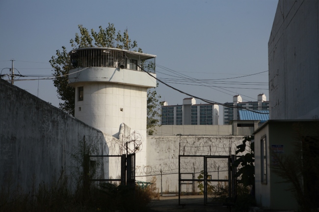 서울 고척동 영등포교도소가 65년의 역사를 뒤로 하고 철거된다.
고척동 교정시설 망루.