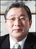 구한서(금융인/동양생명대표이사사장)
동양생명이 새 CI(기업이미지) 발표 이후 구한서(사진) 사장 등 주요 경영진들이 자사주를 매입하면서 책임경영에 대한 높은 의지를 표방하고 나섰다. 동양생명의 낮은 주가가 부담인 셈이다.