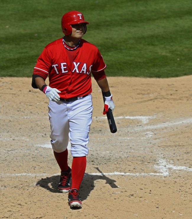 <YONHAP PHOTO-0425> epa04149027 Texas Rangers player Shin-Soo Choo of South Korea walks off the field after striking out in the sixth inning against the Philadelphia Phillies at Glabe Life Park on Opening Day in Arlington, Texas, USA, 31 March 2014. EPA/LARRY W. SMITH/2014-04-01 09:25:08/ <저작권자 ⓒ 1980-2014 ㈜연합뉴스. 무단 전재 재배포 금지.>
Texas Rangers outfielder Choo Shin-soo heads to the dugout after striking out in the sixth inning.   EPA-Yonhap