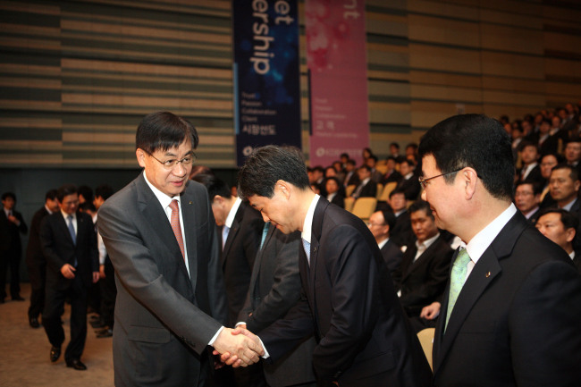 홍기택(왼쪽) KDB산은금융지주 회장이 1일 서울 여의도 산업은행에서 열린 ‘산은 창립 60주년 기념식’에서 직원들과 인사를 나누고 있다.  [사진제공=산업은행]