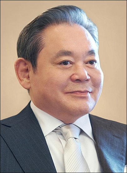 이건희(기업인/국제기관단체인/삼성전자회장)
슈퍼리치는 연봉을 얼마나 받을까? 연봉은 샐러리맨의 자존심. 슈퍼리치답게 연봉의 규모도 일반적인 수준을 뛰어넘는다. 매달 25억원 수준의 연봉을 받는 슈퍼리치도 있다. 연봉보다 더 쏠쏠한 건 배당금. 슈퍼리치의 두툼한 월급봉투, 보너스 봉투를 엿본다.