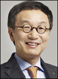 이건호(금융인/국민은행은행장)
취임 이후 내우외환(內憂外患)의 격변을 겪은 이건호 KB국민은행장이 조직에 자신의 색깔을 입히는 작업을 본격화한다.